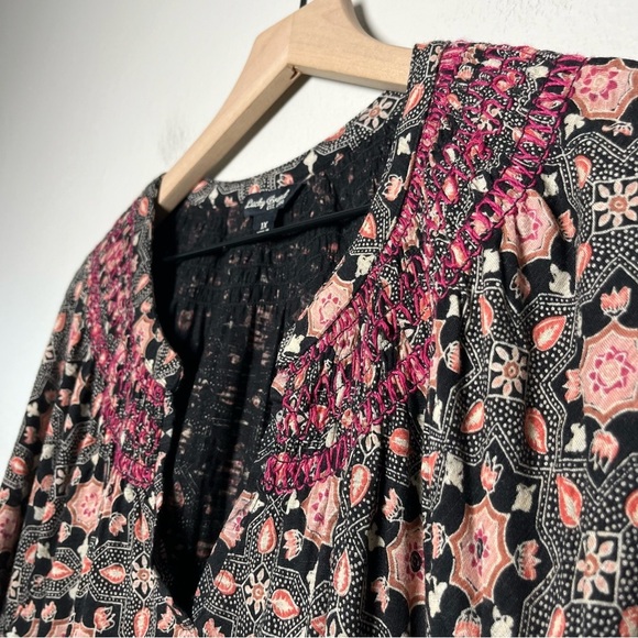 Lucky Brand Women Top 1X Black Pink Embroidered Split Neck Boho Dark Cottagecore - Picture 11 of 11